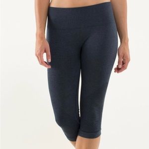 Lululemon In The Flow Crop in Heathered Inkwell Size 6-8